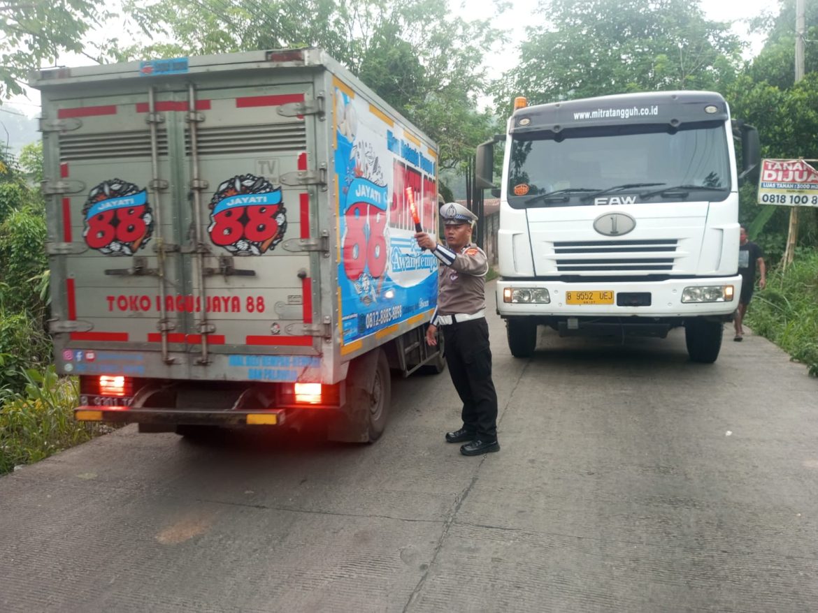 Wujudkan Kamseltibcarlantas, Anggota Polsek Ciampea Polres Bogor Laksanakan Pengaturan Lalu Lintas Sore Hari   