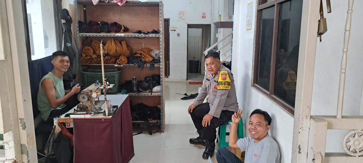 Bhabinkamtibmas Polsek Ciampea, Laksanakan Silaturahmi dengan Warga untuk Sampaikan Pesan Kamtibmas   