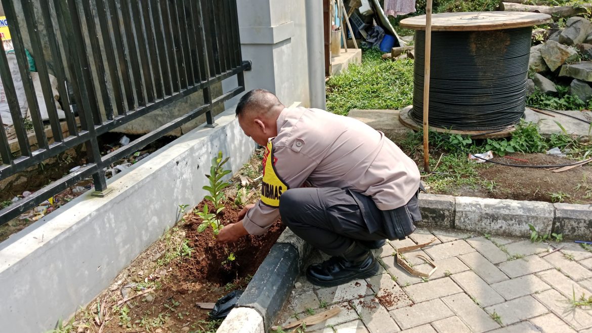 Bhabinkamtibmas Cipayung Girang Ajak Warga Tanam Pohon dan Bersihkan Lingkungan   