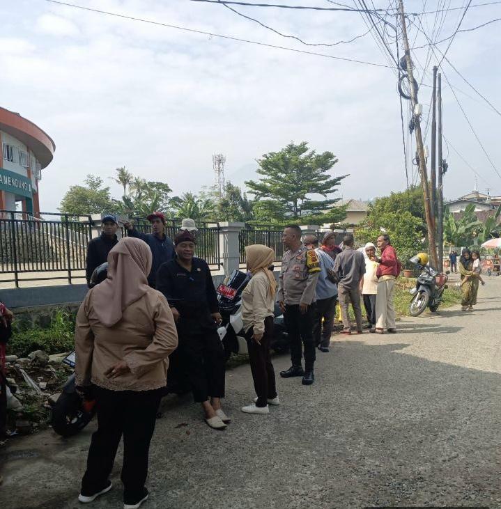 Peduli Lingkungan, Polsek Megamendung Bersama Warga Tanam Pohon dan Bersihkan Sungai   