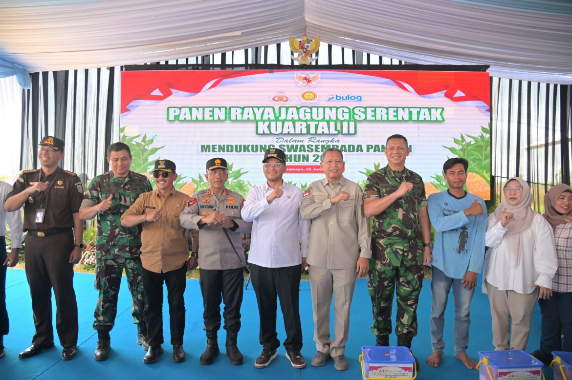 Kapolda Jabar Hingga Wagub Hadiri Panen Raya Jagung di Hutan Perhutani Gantar, Indramayu   
