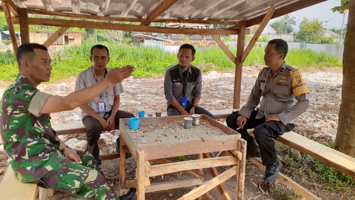 Tingkatkan Sinergitas, Bhabinkamtibmas Polsek Parung dan Babinsa Koramil 0621/22 Sambangi Warga Desa Putat Nutug   