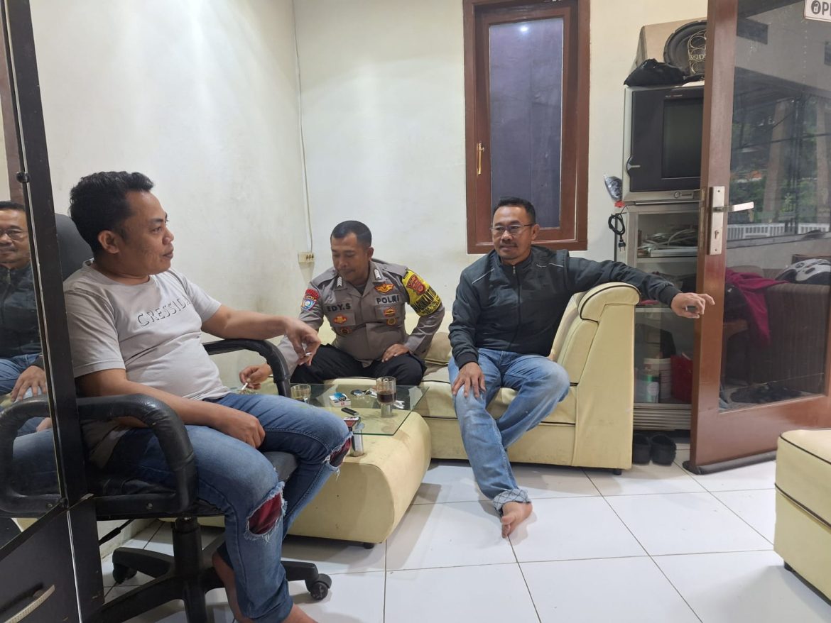 Dekatkan Diri dengan Warga, Bhabinkamtibmas Desa Tugu Utara Ajak Warga Jaga Kamtibmas   