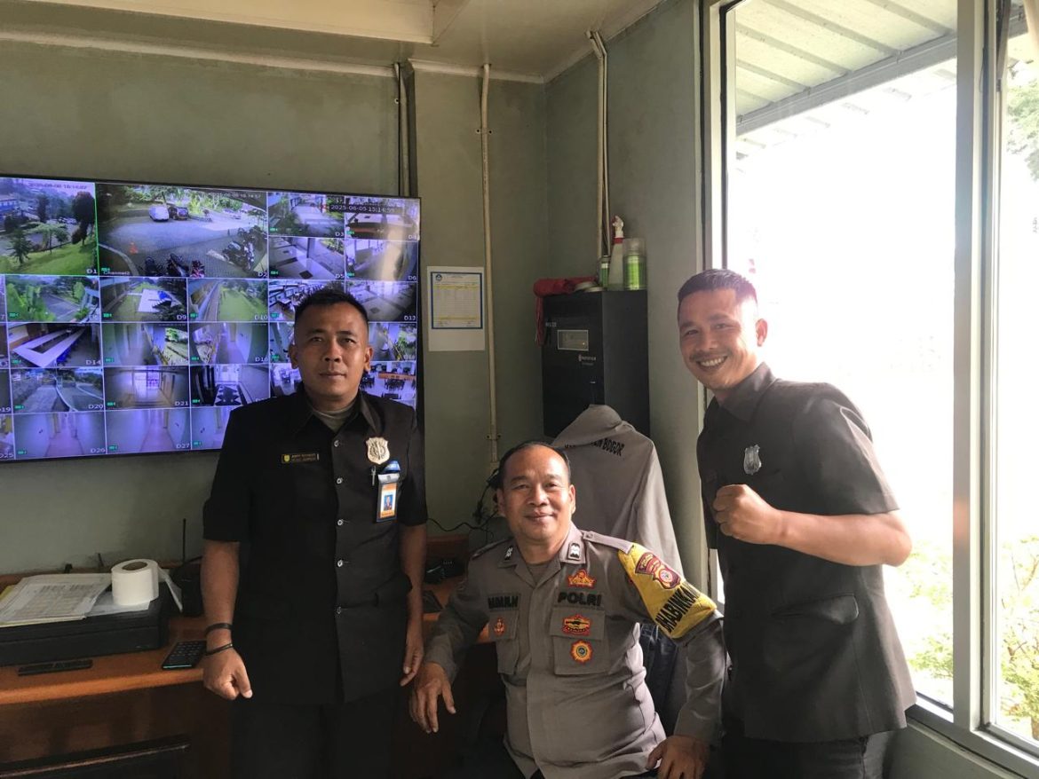 Bhabinkamtibmas Polsek Cisarua Sambang Warga, Wujudkan Lingkungan Yang Aman dan Kondusif   