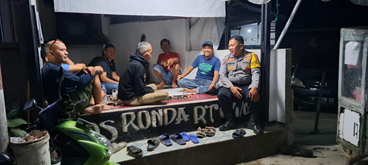 Bhabinkamtibmas Polsek Ciampea Kontrol Ronda Malam, Sampaikan Pesan Kamtibmas Untuk Cegah Gangguan Kamtibmas    