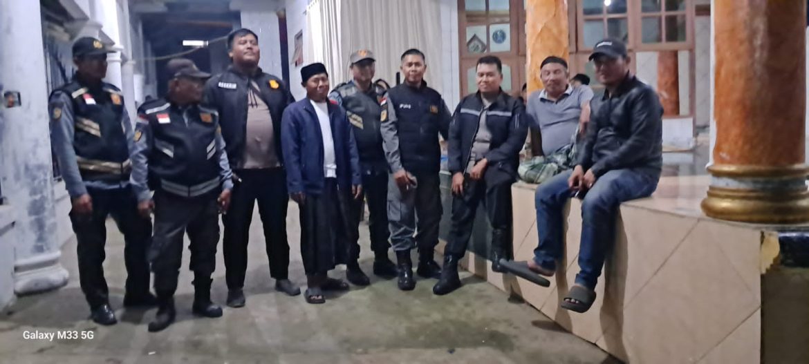 Bhabinkamtibmas Polsek Megamendung bersama Linmas Patroli Malam Takbir Idul Adha 1446 H Untuk Cegah Kejahatan   