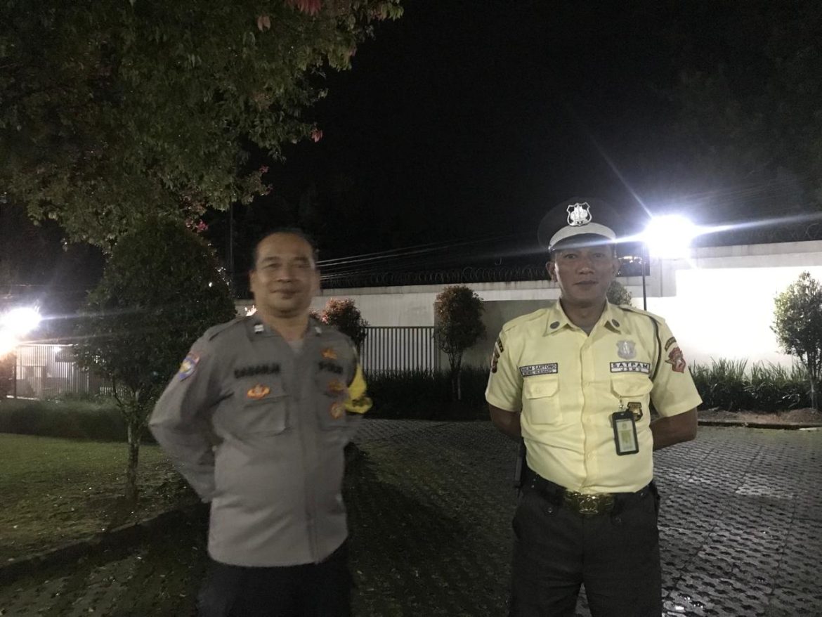 Bhabinkamtibmas Polsek Cisarua Kontrol Poskamling dan Sampaikan Pesan Kamtibmas Kepada Warga   