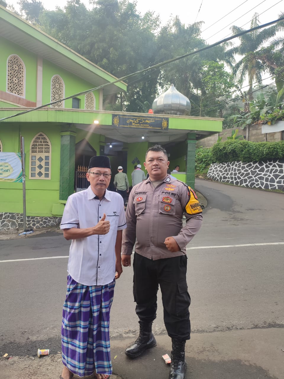 Bhabinkamtibmas Polsek Ciawi Polres Bogor Giat Pengamanan Sholat idul adha 1446 H Serta Memberi Pesan Kamtibmas   