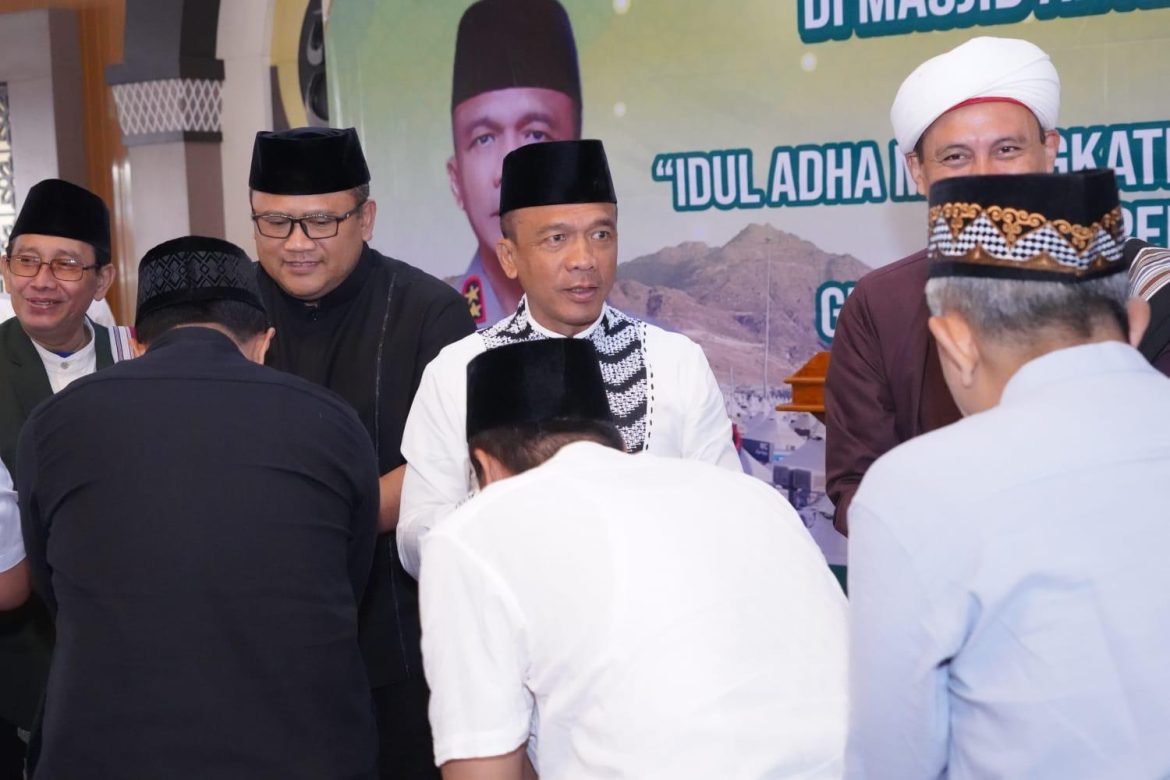 Kapolda Jabar dan Masyarakat Shalat Idul Adha 1446 H di Masjid Al Amman, Jaga Semangat Kebersamaan Serta Berbagi   