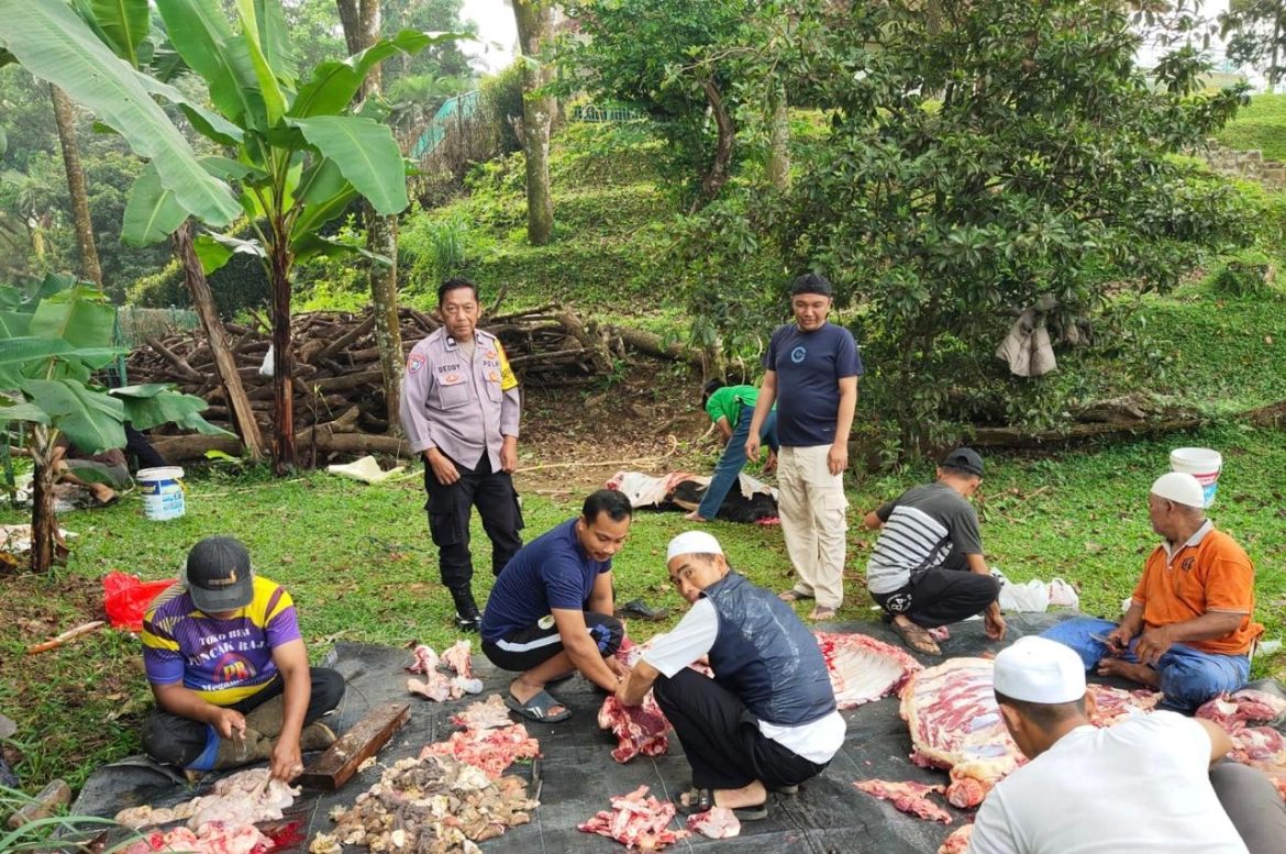 Bhabinkamtibmas Desa Cilember Berikan Himbauan Kamtibmas dan Pengamanan Pendistribusian Daging Kurban   