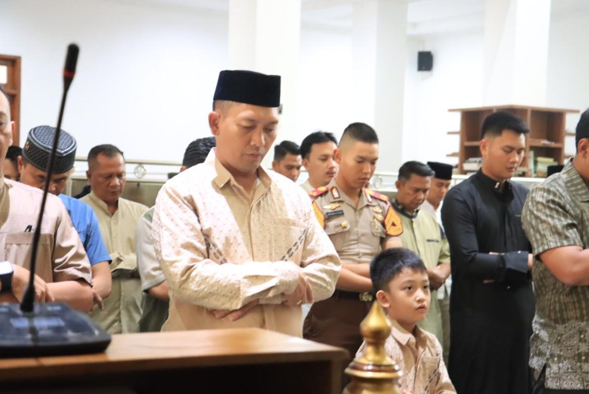 Kapolres Bogor AKBP Rio Wahyu Anggoro, S.H., S.I.K., M.H. Laksanakan Salat Idul Adha dan qurban Bersama Anggota Polres Bogor   