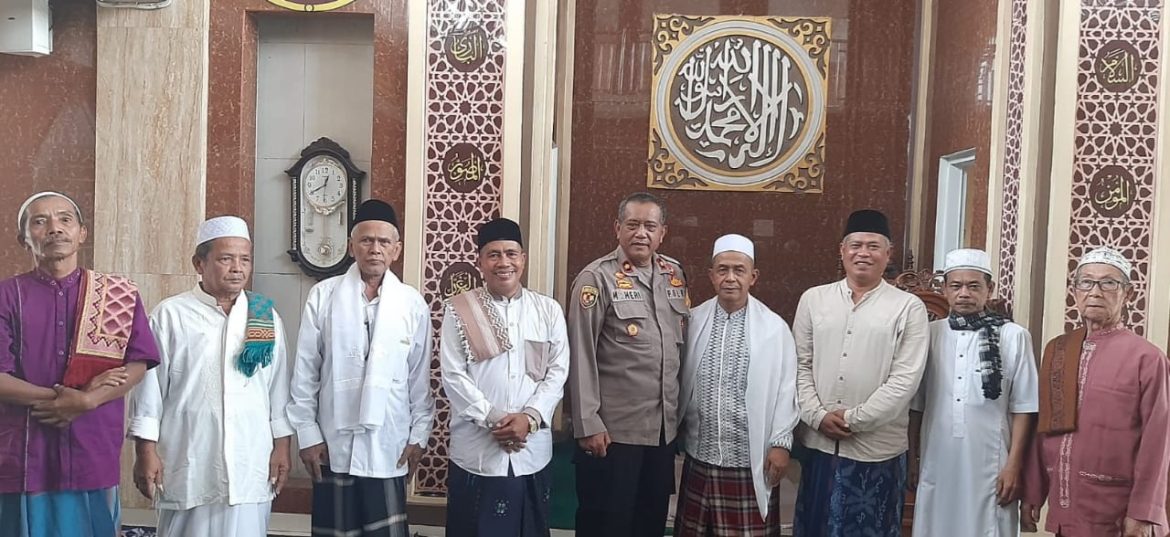 Kapolsek Cibungbulang Bersama Anggota Laksanakan Silaturahmi dengan Tokoh Masyarakat pada Hari Raya Iduladha 1446 H   