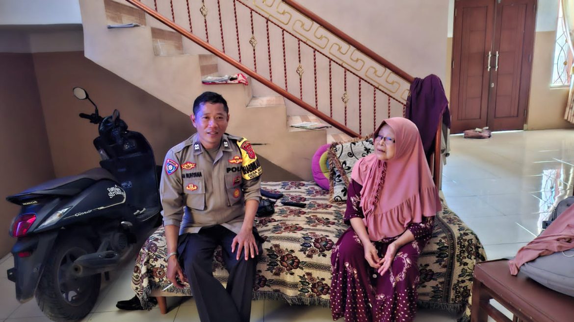 BHABINKAMTIBMAS DAN BABINSA MELAKSANAKAN GIAT ANJANGSANA WARGA SAMPAIKAN PESAN HARKAMTIBMAS   