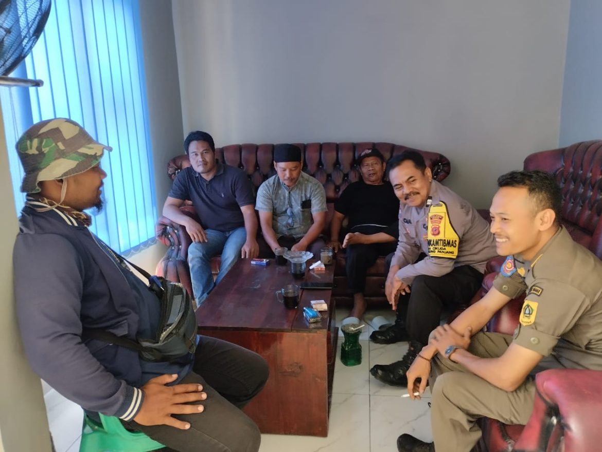 Bhabinkamtibmas Polsek Parungpanjang Polres Bogor Polda Jabar Sambang Dan Beri Himbauan Kamtibmas Kepada Warga   
