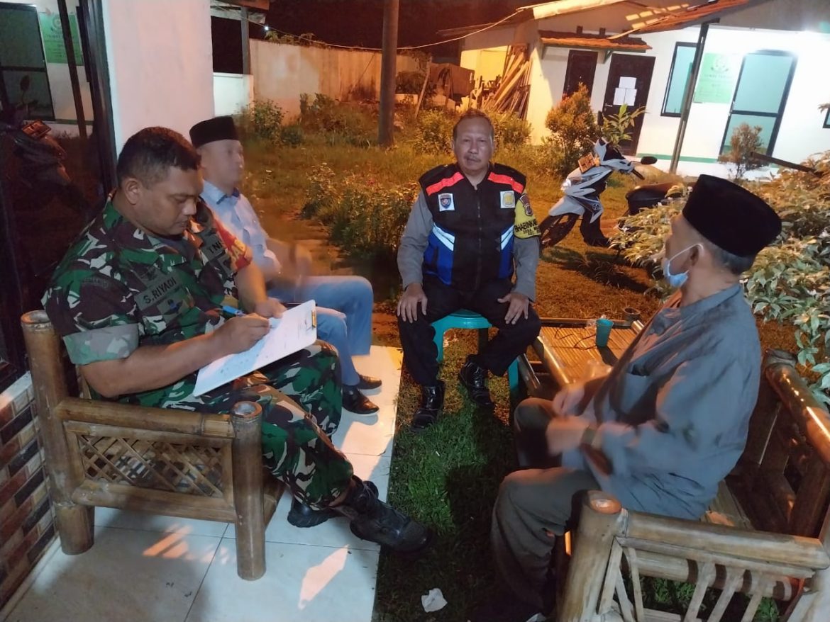 Sinergitas TNI-Polri, Bhabinkamtibmas Polsek Rumpin dan Babinsa Sambangi Warga Desa Mekarsari   