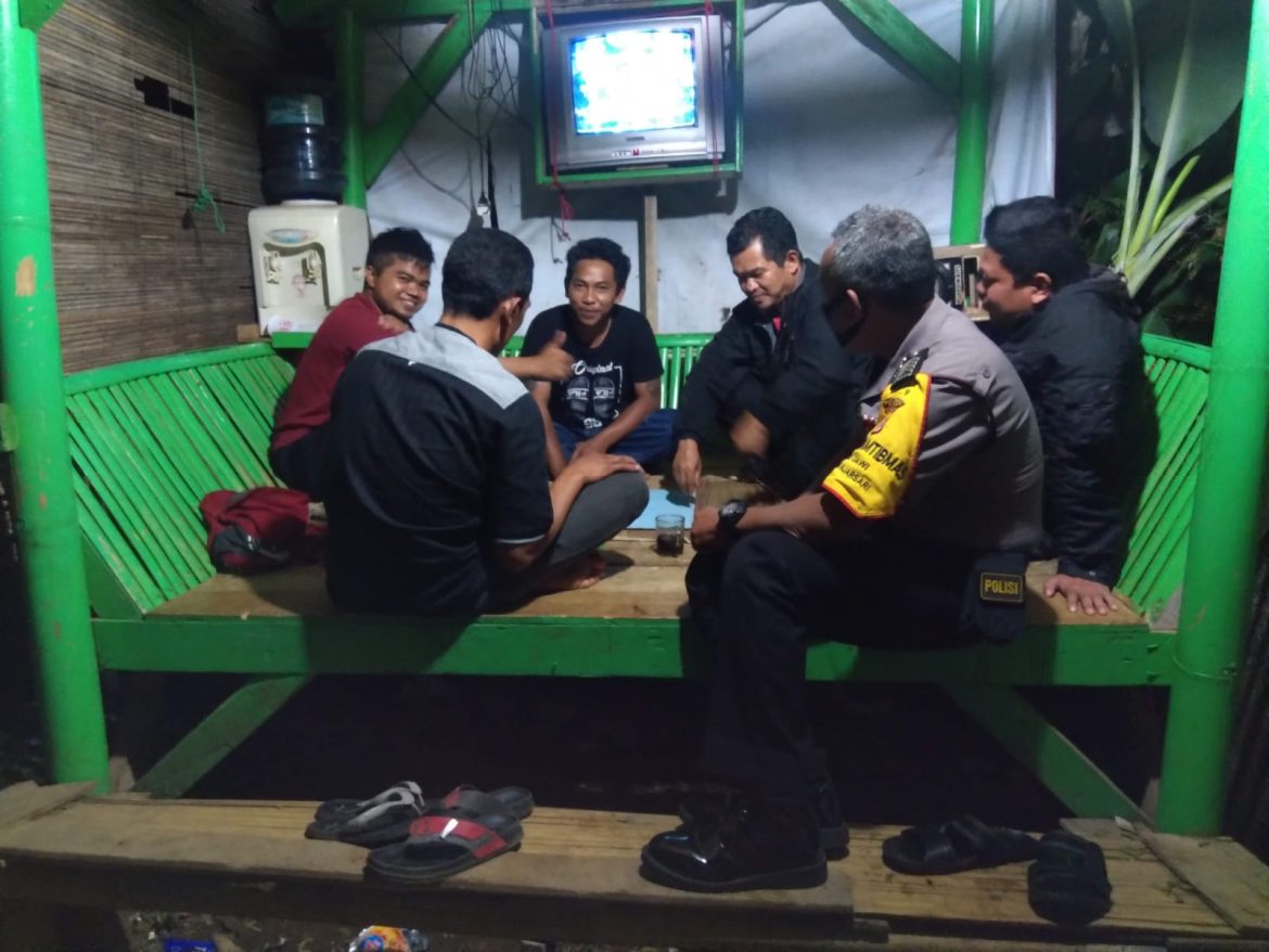 Bhabinkamtibmas Polsek Ciawi Polres Bogor Gencar Sambang Pos Kamling, Sampaikan Pesan Kamtibmas   