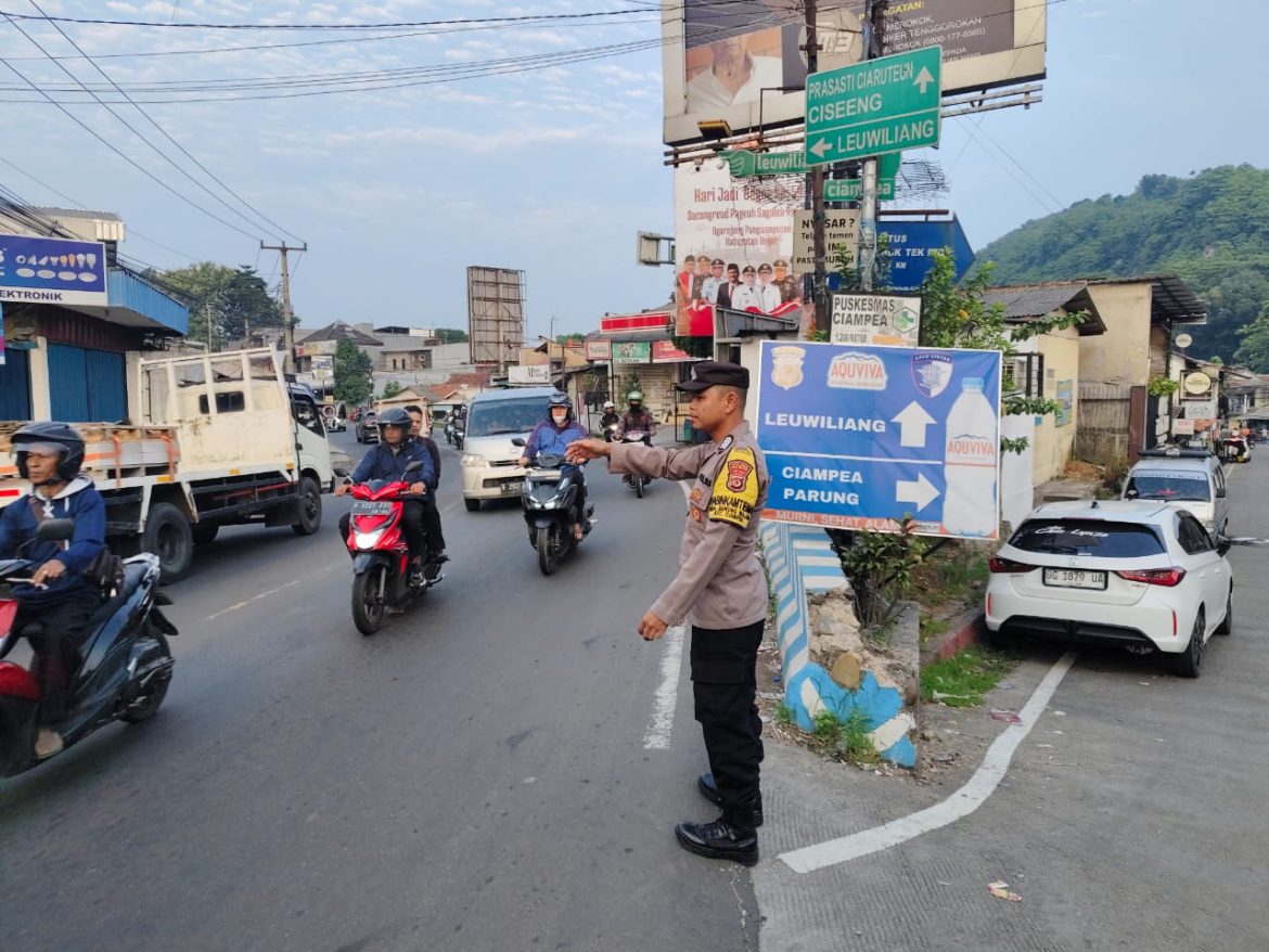 Polsek Ciampea Polres Bogor Tingkatkan Pelayanan Masyarakat Lewat Pengaturan Lalu Lintas Pagi Hari   