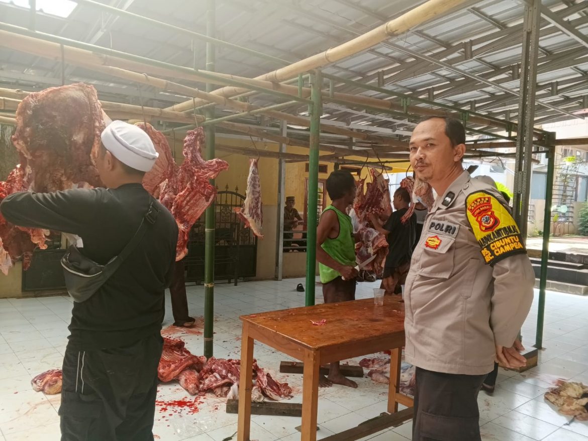 Bhabinkamtibmas Polsek Ciampea Polres Bogor Laksanakan Kontrol Penyembelihan Hewan Kurban di Desa Cibuntu   