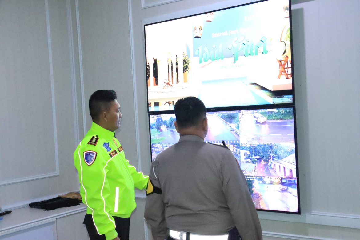 Kapolres Bogor Tinjau Langsung Arus Lalu Lintas Kawasan Puncak, Cek Sistem CCTV di Pos Gadog, dan Siapkan Pengamanan Selama libur Panjang Idul Adha   