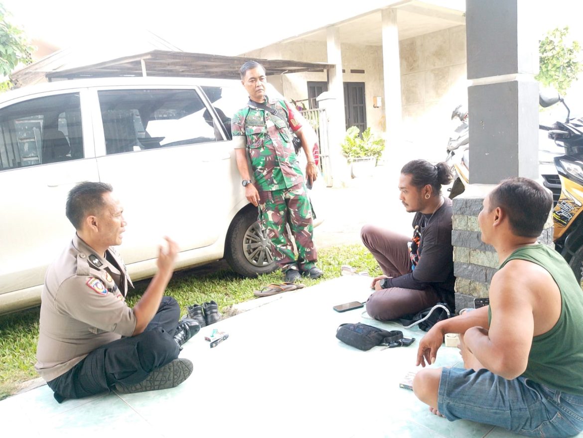 Bhabinkamtibmas Polsek Cijeruk Bersama Babinsa Tingkatkan Sinergitas Melalui Sambang Warga di Desa Ciburuy   