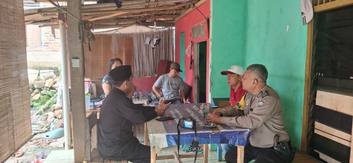 Bhabinkamtibmas Polsek Klapanunggal Sambang warga desa Nambo dan Sampaikan Himbauan Kamtibmas.   