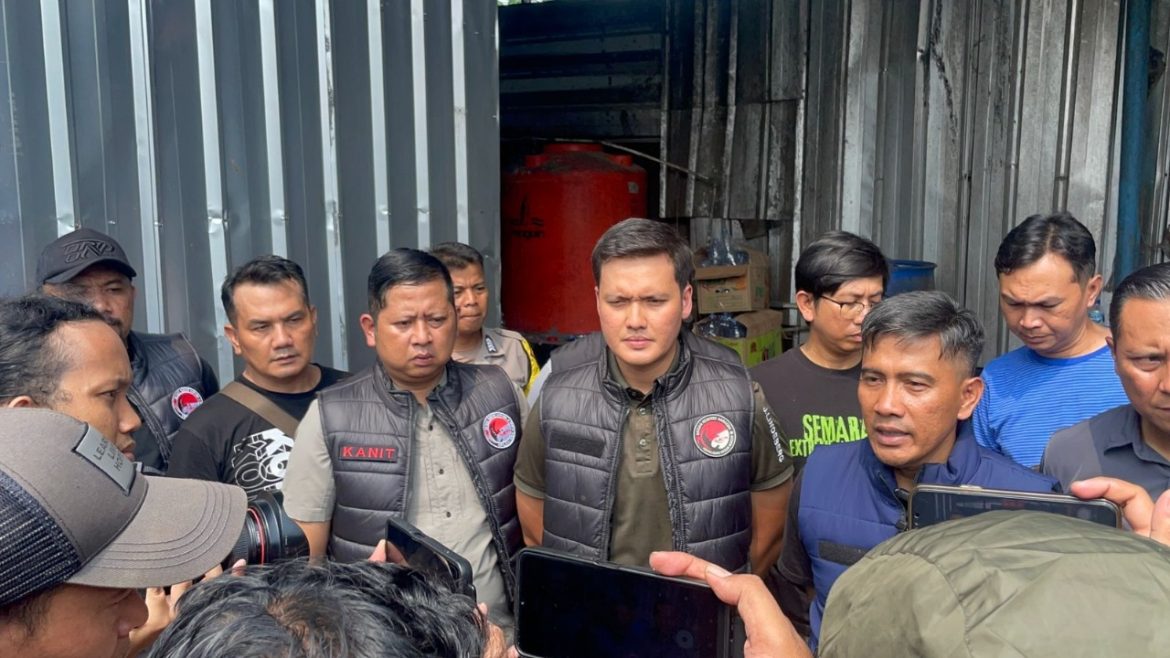 Operasi Gabungan Sat Narkoba Polresta Bogor Kota dan Polres Bogor Gerebek Gudang Produksi Miras Ilegal   