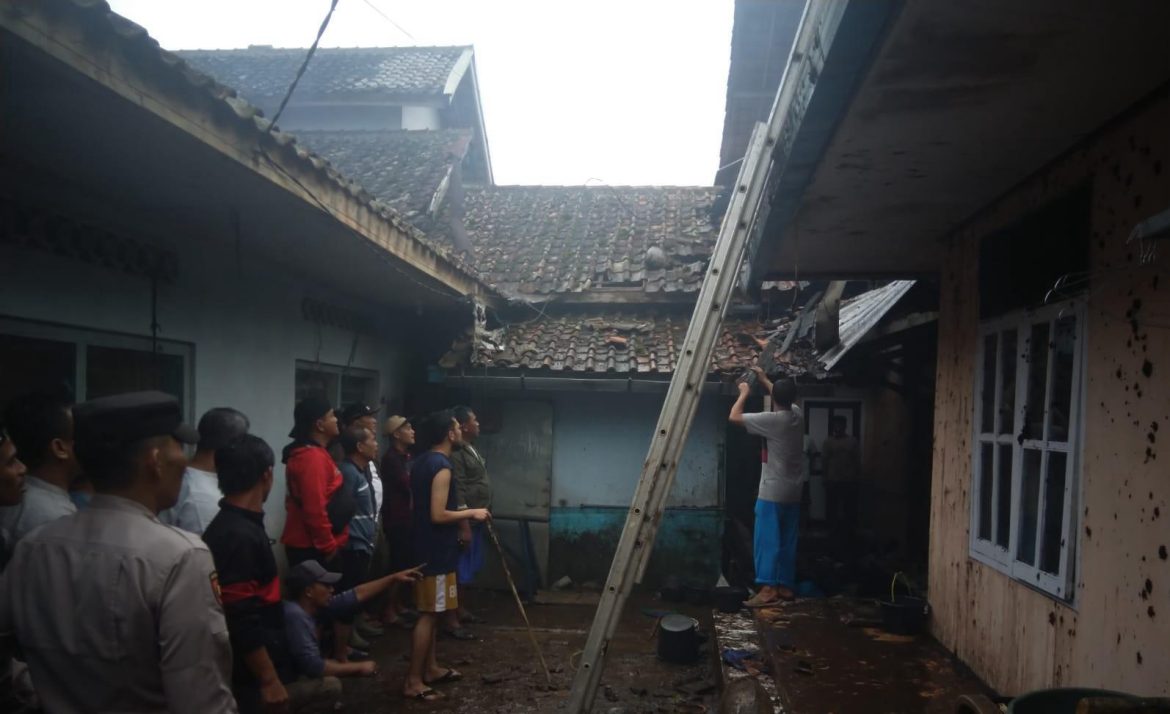 Polisi Tanggap Cepat Atasi Kebakaran Rumah Warga Di Kampung Cidatar   