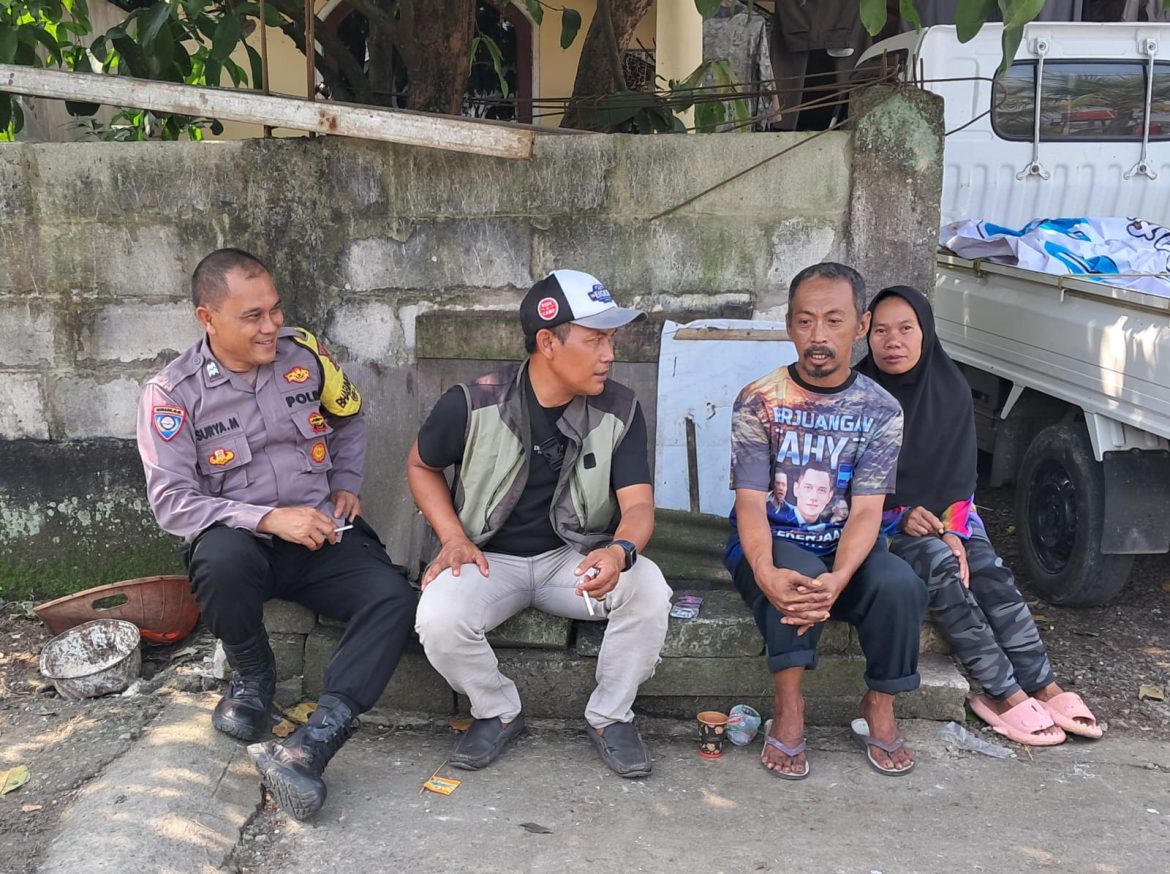 Bhabinkamtibmas Sambangi Warga Desa Binaan Tingkatkan Keamanan Lewat Patroli Dialogis Dengan Warga   