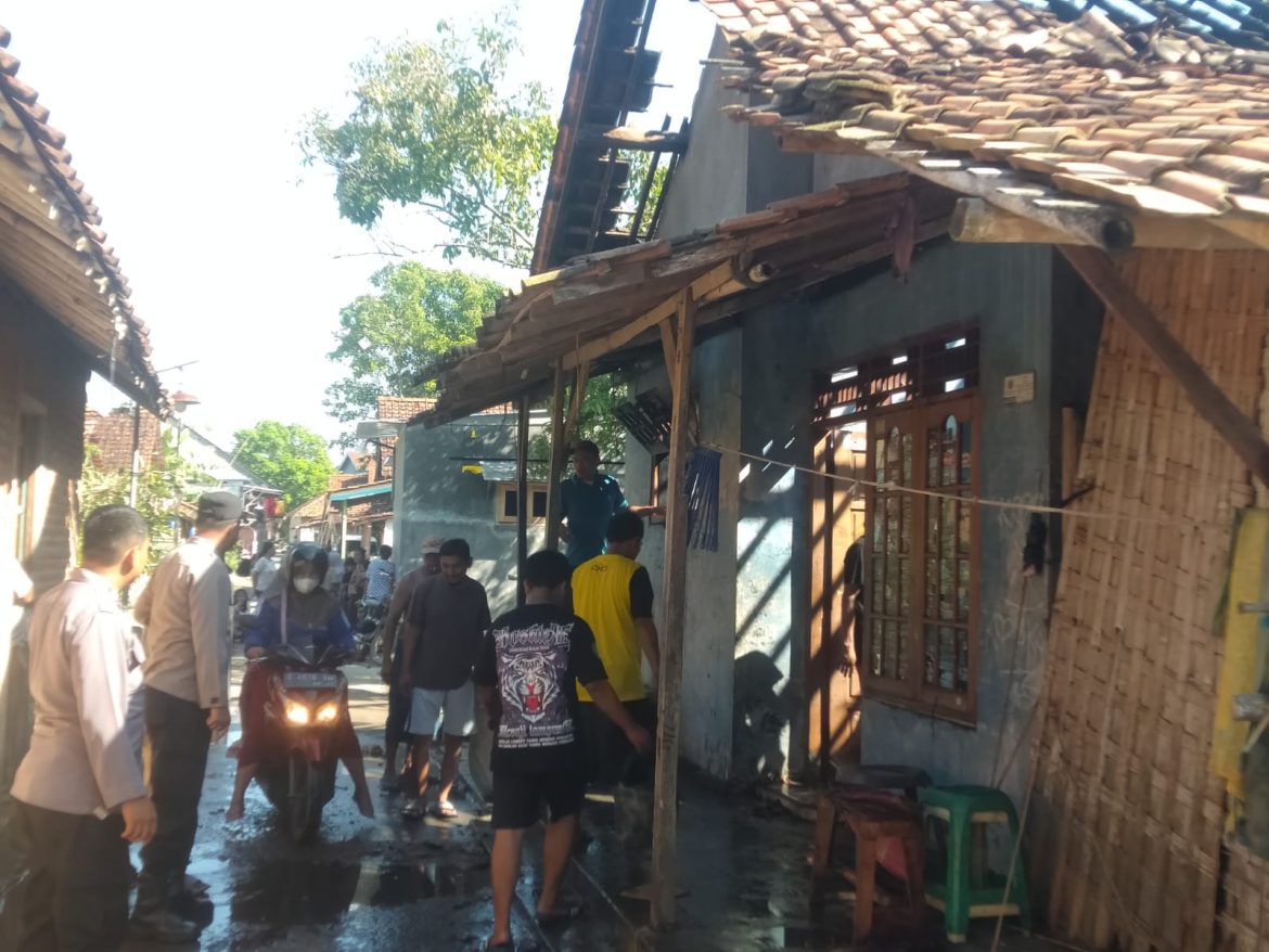Diduga Korsleting Listrik, Rumah di Sragi Pekalongan Terbakar