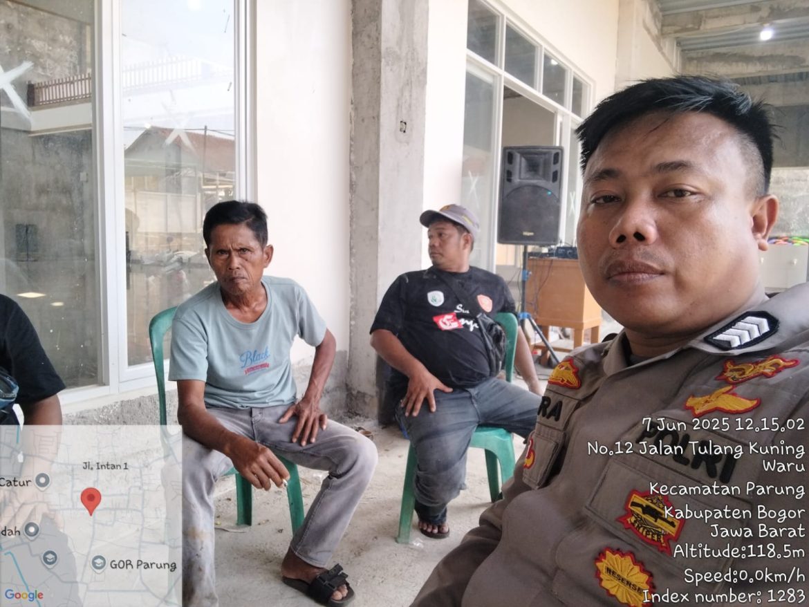 Bhabinkamtibmas Polsek Parung Jalin Kedekatan dengan Warga Desa Binaan Melalui Silaturahmi dan Penyuluhan Harkamtibmas   
