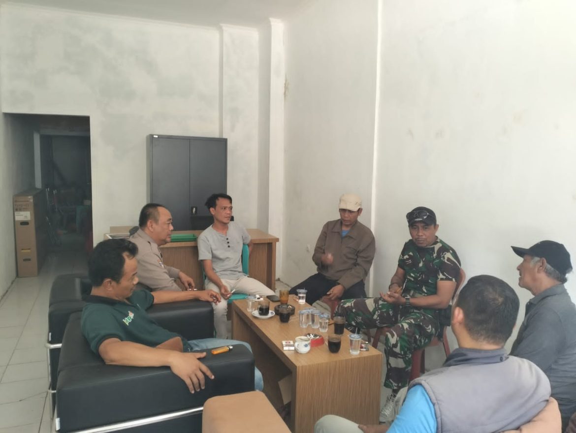 Sinergitas TNI-Polri, Bhabinkamtibmas Polsek Cijeruk Bersama Babinsa Sambangi Warga Desa Warung Menteng   
