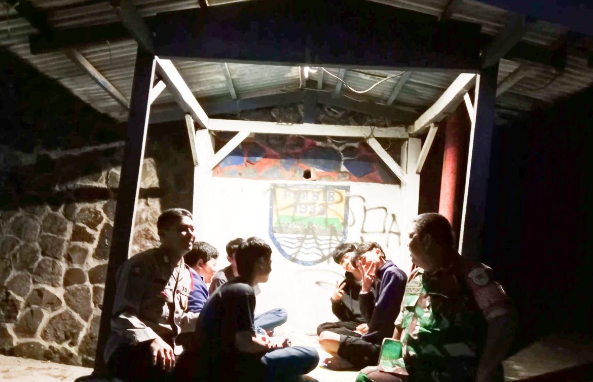 Bhabinkamtibmas Polsek Cisarua Polres Bogor Kontrol Siskamling di Desa Citeko, Tingkatkan Kewaspadaan Masyarakat   