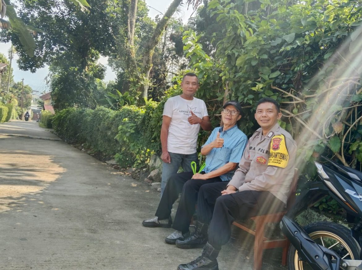 Bhabinkamtibmas Polsek Cisarua Sambang Warga Desa Citeko, Ajak Warga Wujudkan Kamtibmas yang Kondusif   