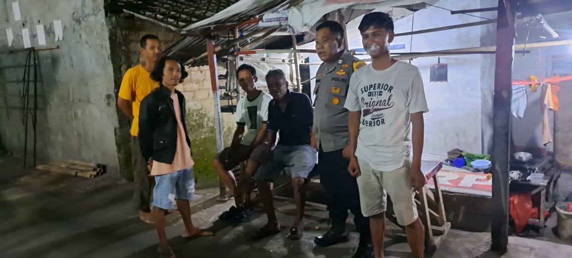 Wujudkan Kamtibmas Aman, Bhabinkamtibmas Polsek Ciampea Kontrol Petugas Ronda Malam di Desa Cihideung Udik   