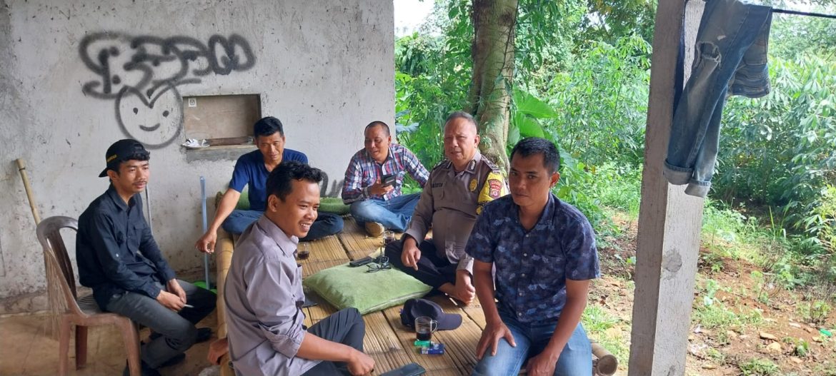 Bhabinkamtibmas Desa Mekarsari Polsek Rumpin Sambang Warga, Berikan Himbauan Kamtibmas   