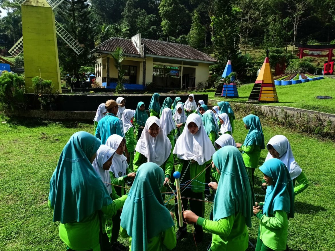 Asyiknya Outbound! MI Sullam Taufiq Kajen Tanamkan Semangat Kerja Sama di Alam Terbuka