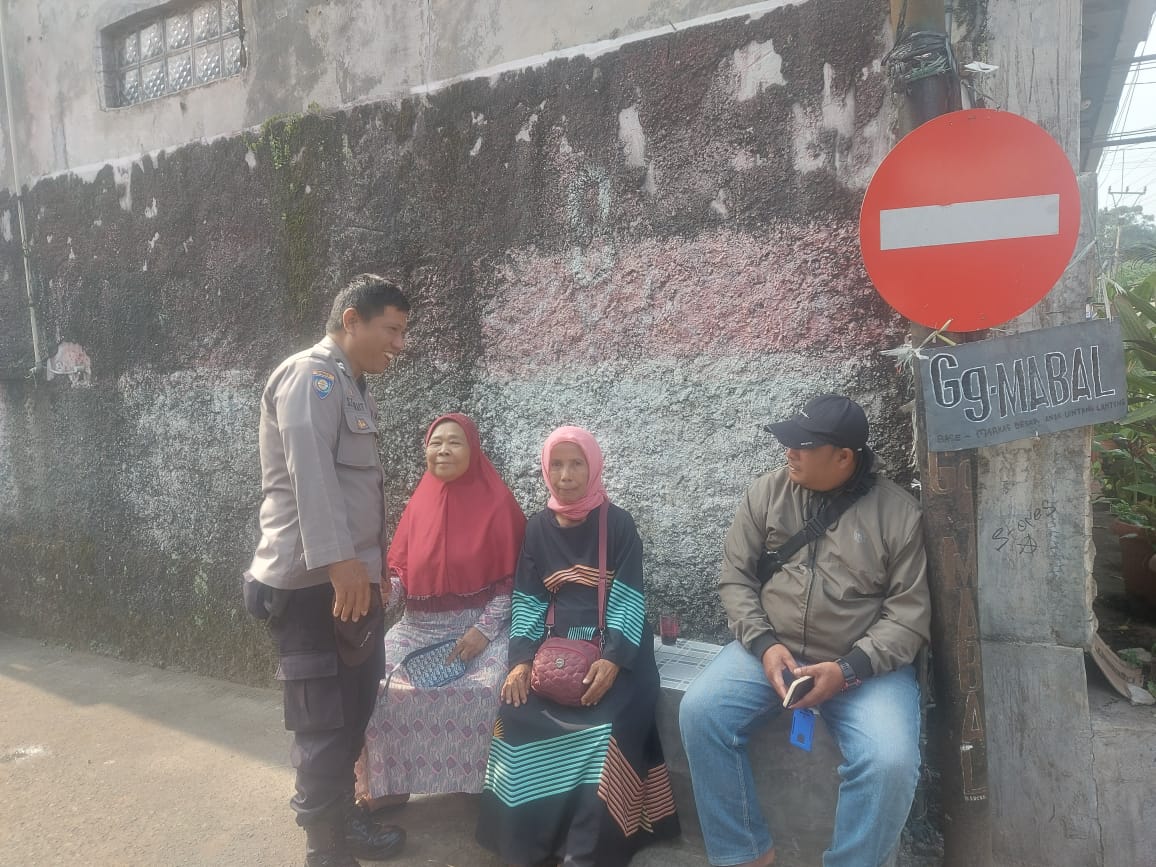 Bhabinkamtibmas Desa Gadog Sambangi Tokoh Agama dan Warga, Ajak Wujudkan Lingkungan Aman   
