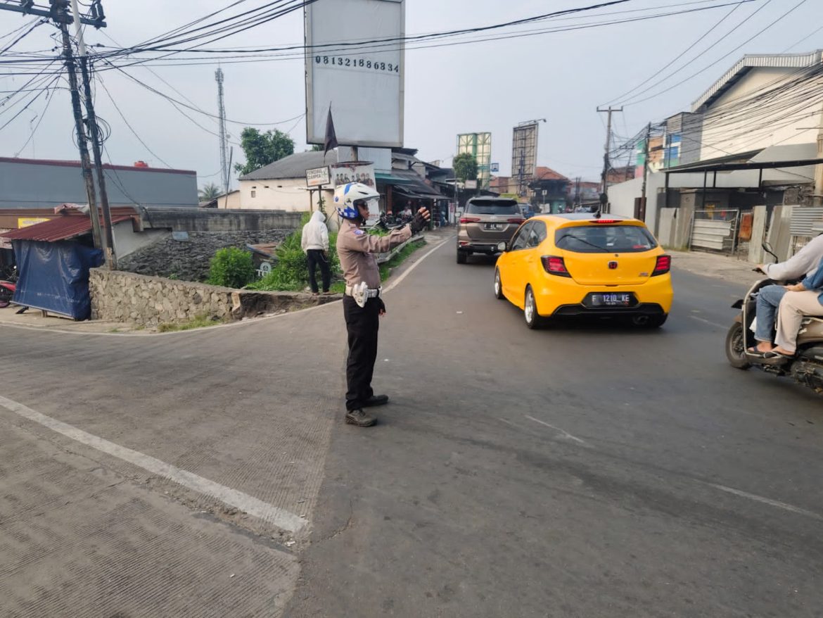 Polsek Ciampea Polres Bogor Rutin Lakukan Pengaturan Lalu Lintas, Dukung Kelancaran Aktivitas Masyarakat Sore Hari   