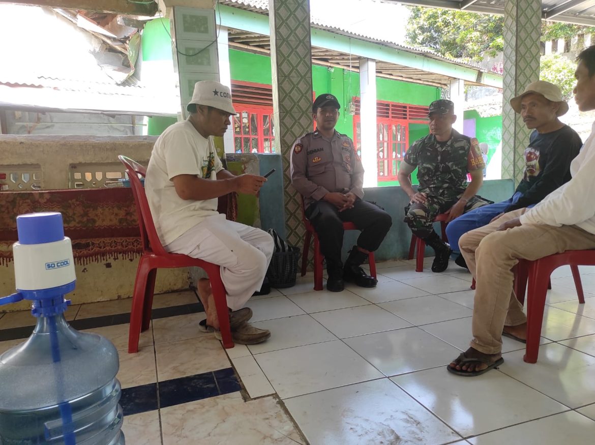 Bhabinkamtibmas Sambangi Warga Desa Binaan Tingkatkan Keamanan Lewat Patroli Dialogis Dengan Warga   