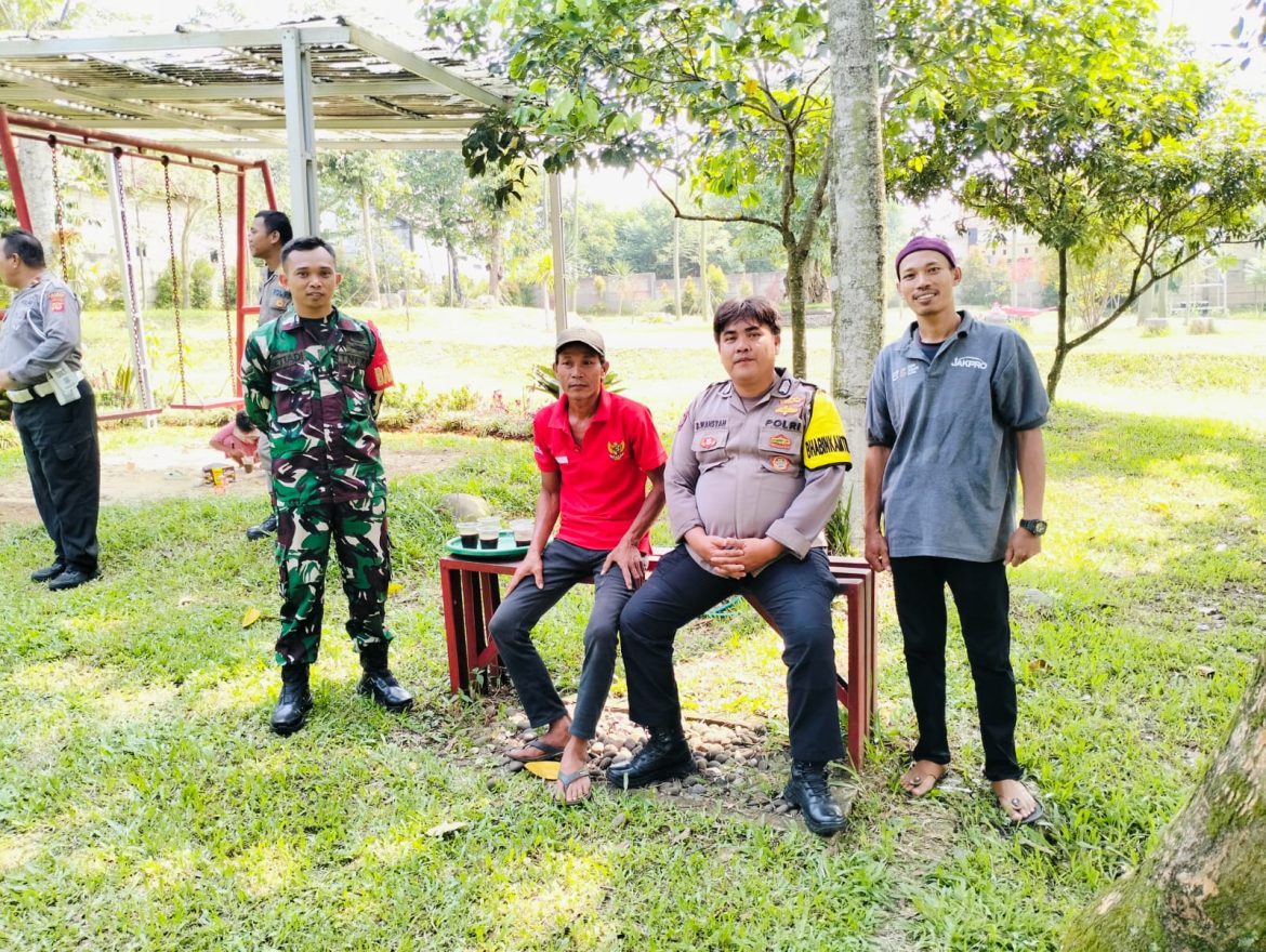 Bhabinkamtibmas Polsek Parung Bersinergi dengan TNI, Jalin Kedekatan dengan Masyarakat Desa Binaan   