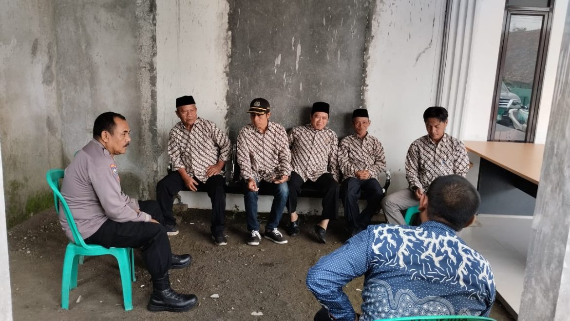 Bhabinkamtibmas Polsek Parungpanjang Polres Bogor Polda Jabar Sambang dan Beri Himbauan Kamtibmas Kepada Warga   