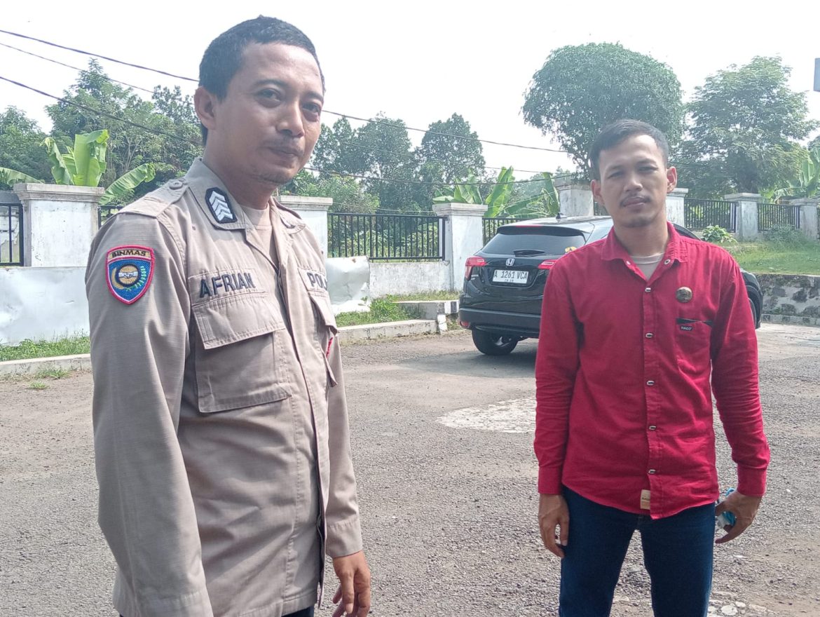 Bhabinkamtibmas Polsek Parung panjang Polres Bogor Polda Jabar Menjalin Kedekatan Dengan Warga Desa Binaan.   