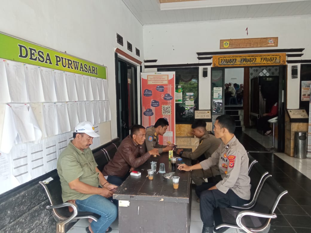 BHABINKAMTIBMAS MELAKSANAKAN GIAT ANJANGSANA KE KANTOR DESA BINAAN SAMPAIKAN PESAN HARKAMTIBMAS   