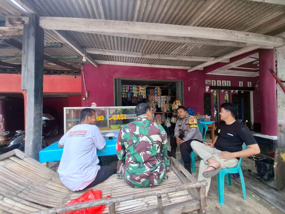 Sinergitas TNI-Polri Terus Ditingkatkan, Bhabinkamtibmas Sambang Warga Desa Kembangkuning   