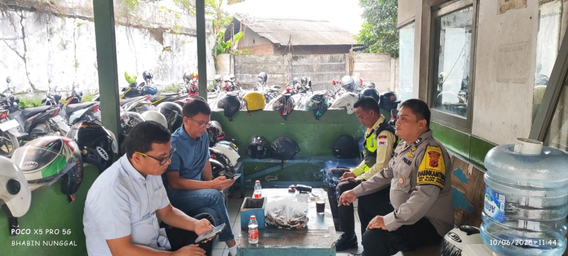 Bhabinkamtibmas Polsek Klapanunggal Sambang Instansi dan Warga desa Klapanunggal dan Sampaikan Himbauan Kamtibmas.   