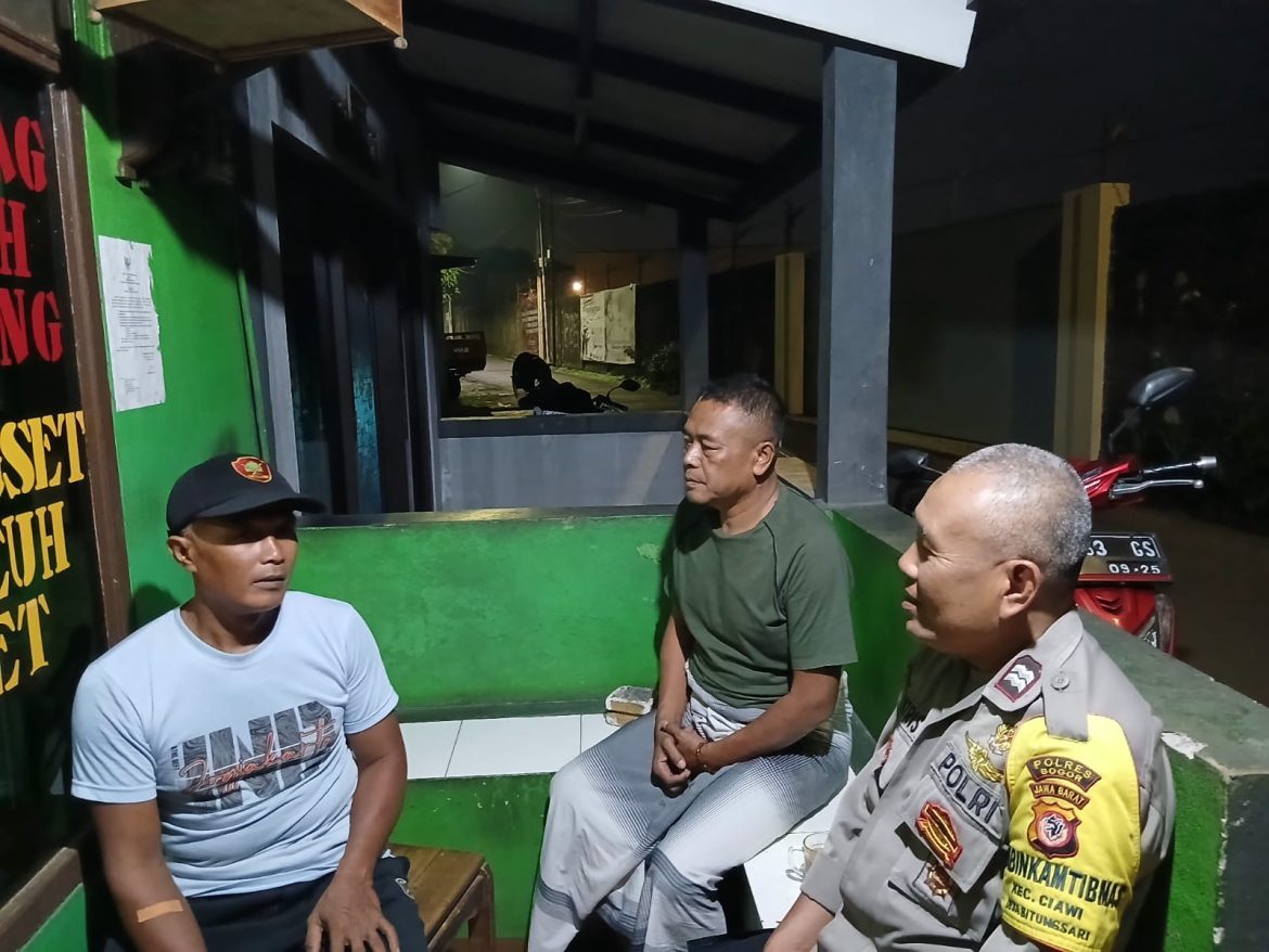 Bhabinkamtibmas Polsek Ciawi Polres Bogor Cek Pos Kamling, Sampaikan Pesan-Pesan Kamtibmas   
