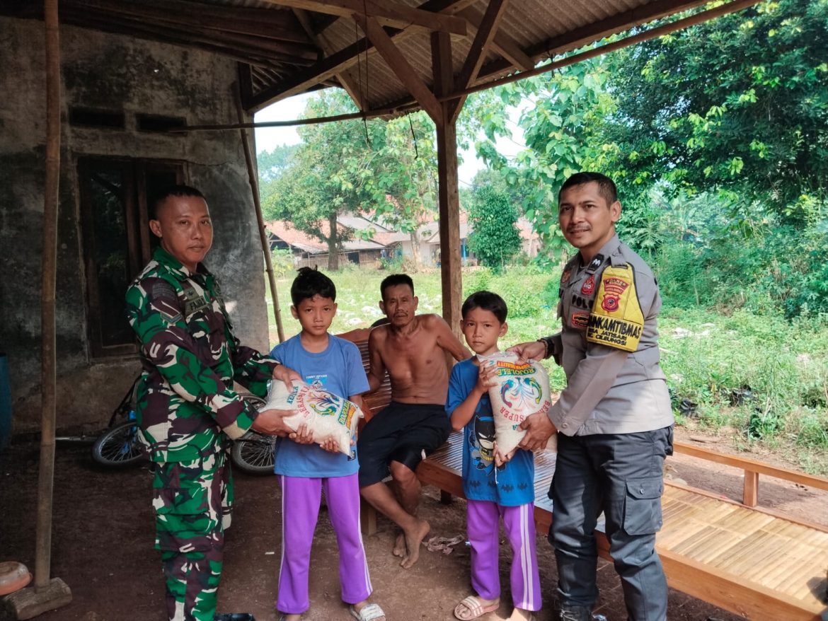 Sinergitas Antara TNI dan Polri Dalam Rangka Memberikan Santunan Kepada Anak Yatim dan Kaum Dhuafa   