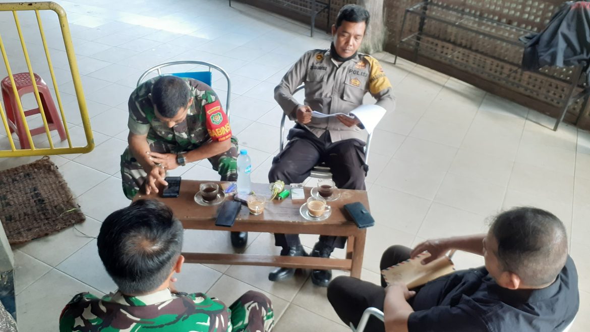 Bhabinkamtibmas Polsek Parung Bersama Babinsa Koramil 0621/22 Ajak Warga Desa Putat Nutug Tingkatkan Kewaspadaan Lingkungan   
