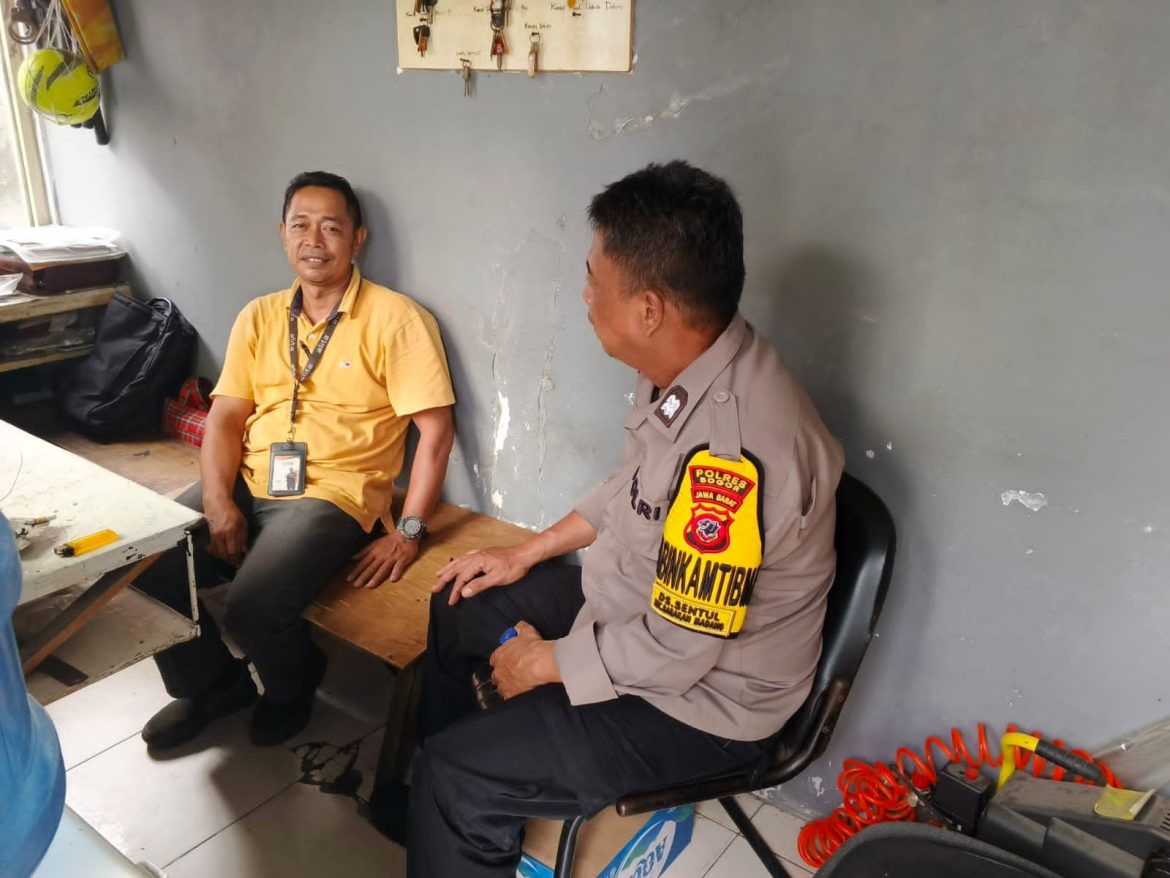 Pererat Hubungan dengan Warga, Bhabinkamtibmas Polsek Babakan Madang Lakukan Sambang dan Sampaikan Pesan Kamtibmas   