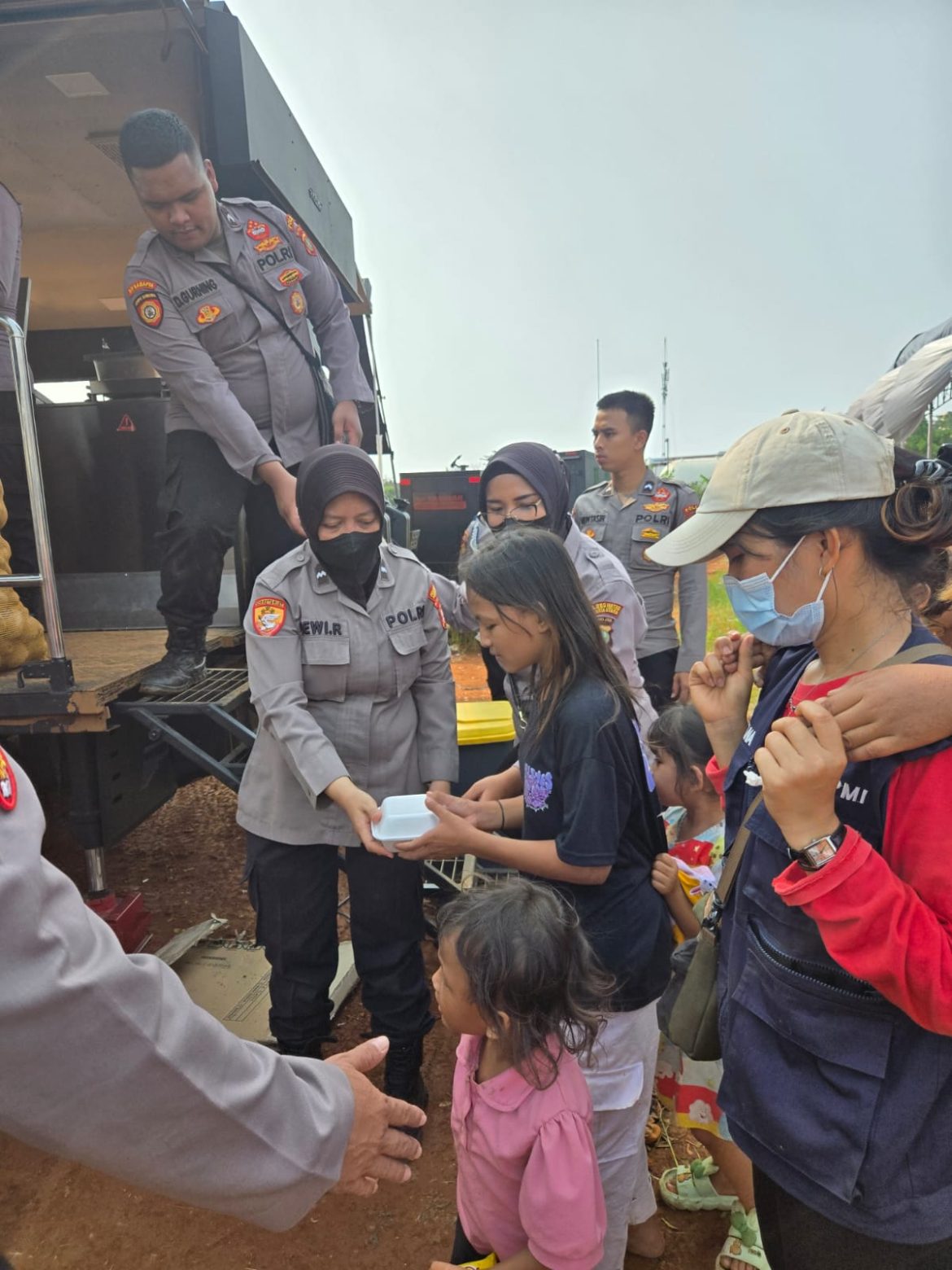 Polda Metro Beri Trauma Healing ke Korban Kebakaran di Penjaringan   